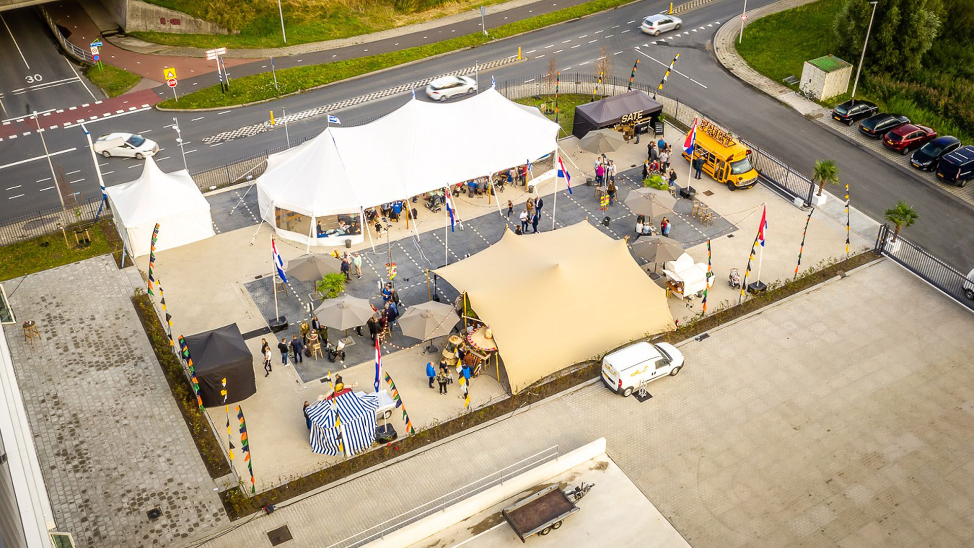 alphatentevent-bruiloftenthuren-flextent-75x15-meter-stretchtent-koolhaasconcepts-privéfeest-exclusive-party-tuinfeest-feesttent-web