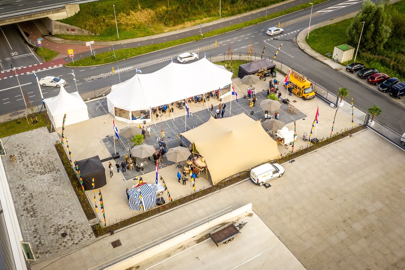 Alphatentevent-Bedrijgsevent-Konings-Flextent-LuxuryDreamTent-Pagode-DroneView-min