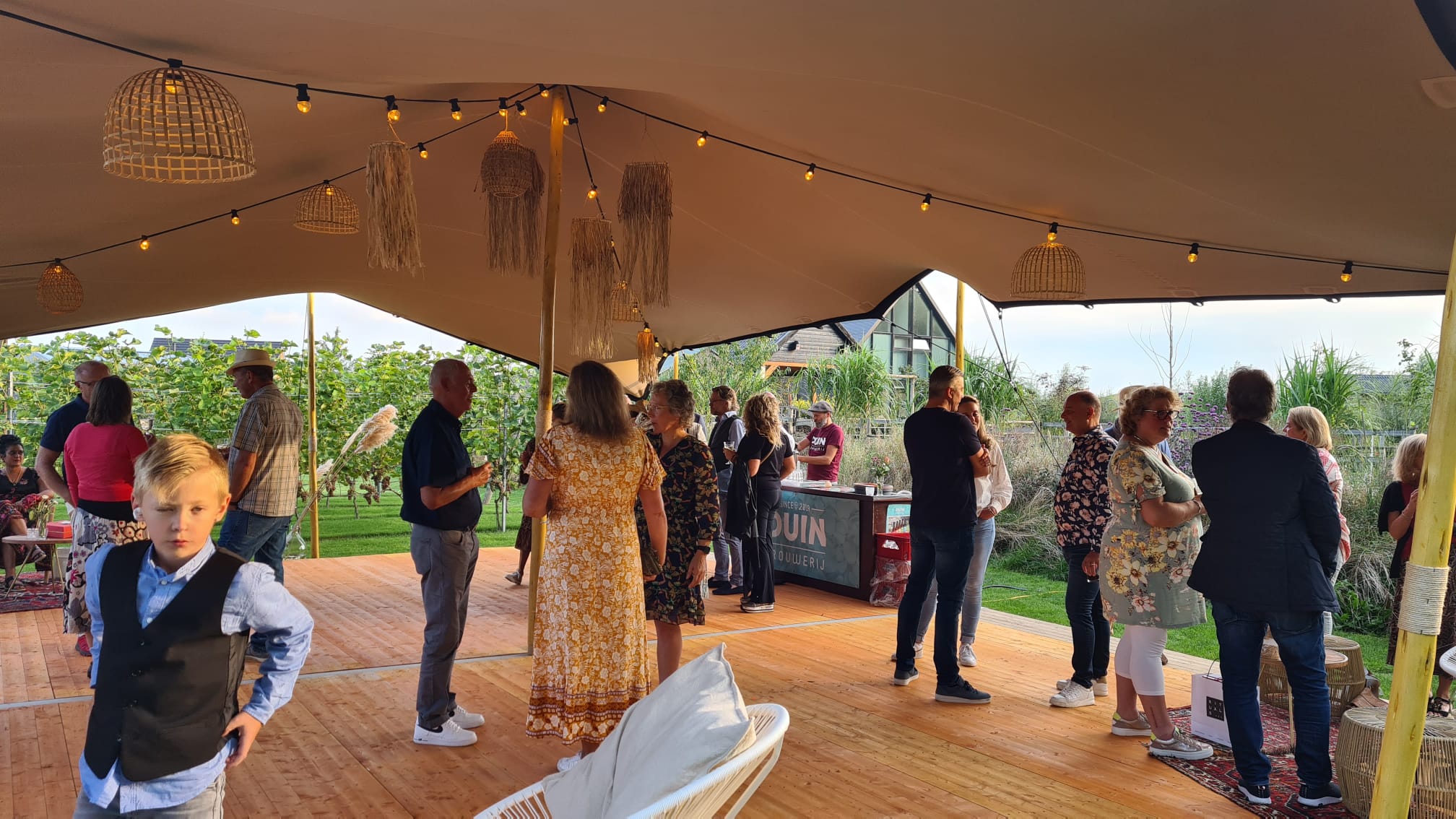 Alphatentevent-Bruilofttenthuren-Almere-flextent-bohemian-vlondervloer-prikverlichting-houten palen-trouwen in eigen tuin-tuinfeest-min