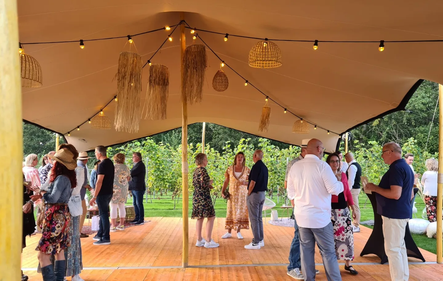 Alphatentevent-bruilofttenthuren-Almere-flextent-7,5x10,5 meter-vlondervloer-prikverlichting-houten palen-trouwen in eigen tuin-tuinfeest