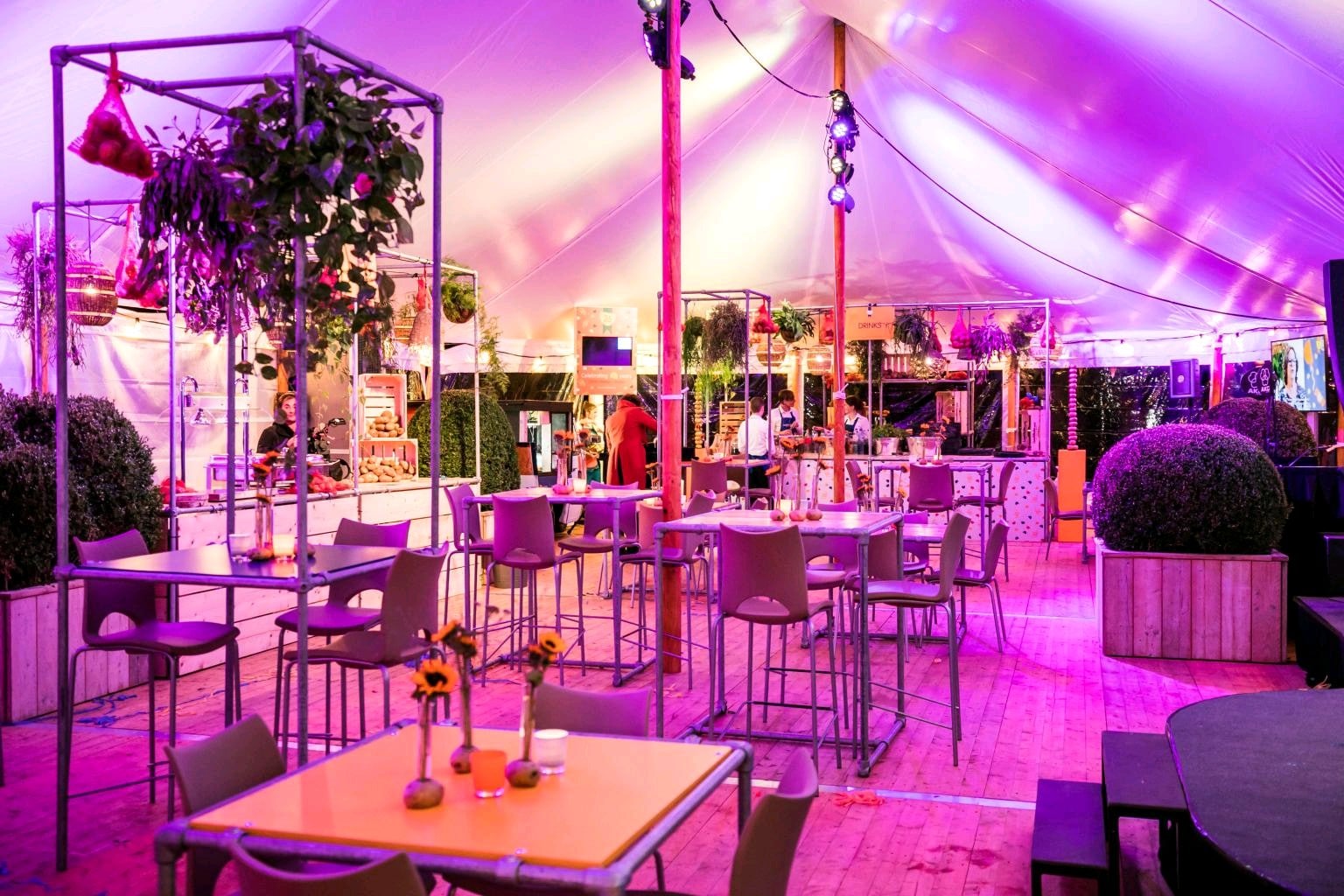 Alphatentevent-luxury dream tent-10x28 meter-bedrijfsevent-bedrijfsfeest =-ledverlichting-aankleding-min