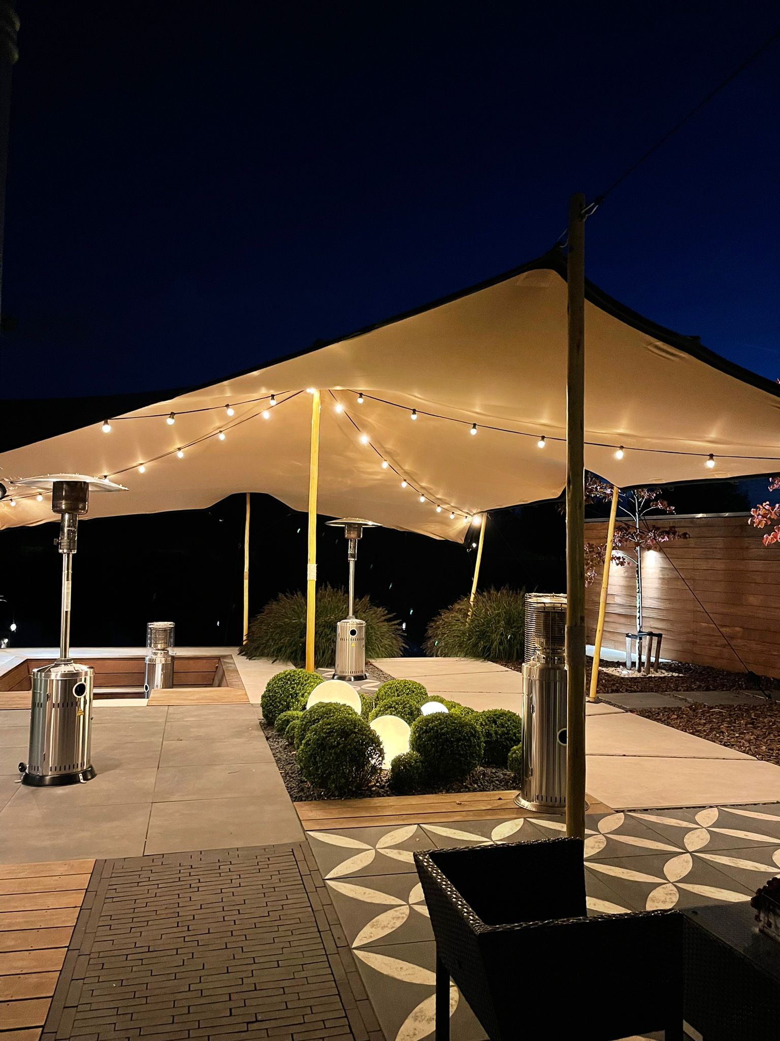 Alphatentevent-stretchtent-tuinfeest-Alphen aan den Rijn-lounge heater-prikverlichting-parasol heater-min