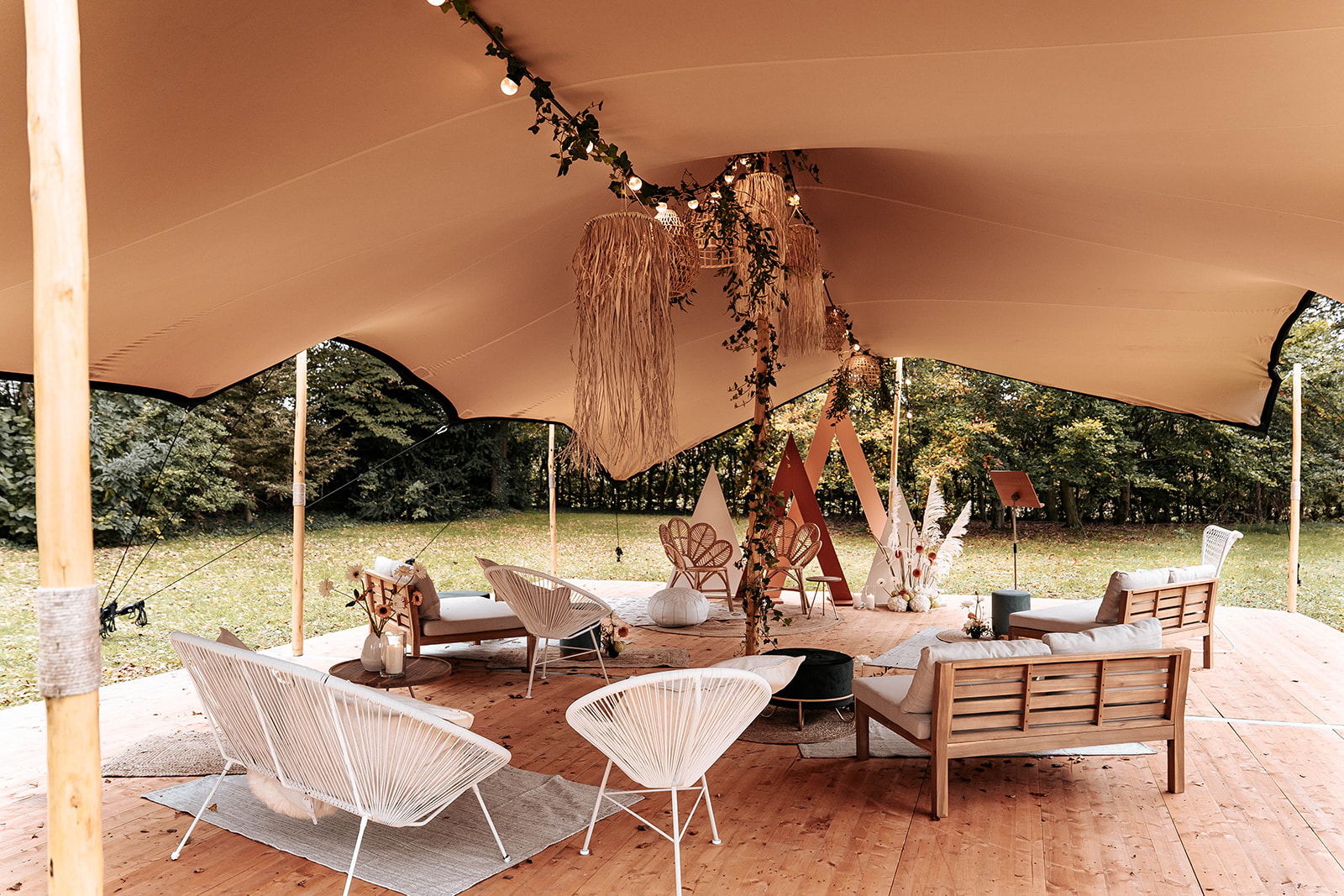 bruiloftenthuren-bruilofttent-huren-bruiloft-tent-huren-flextent-stretchtent-buiten-trouwen-ceremonie-setting-intieme-bruiloft