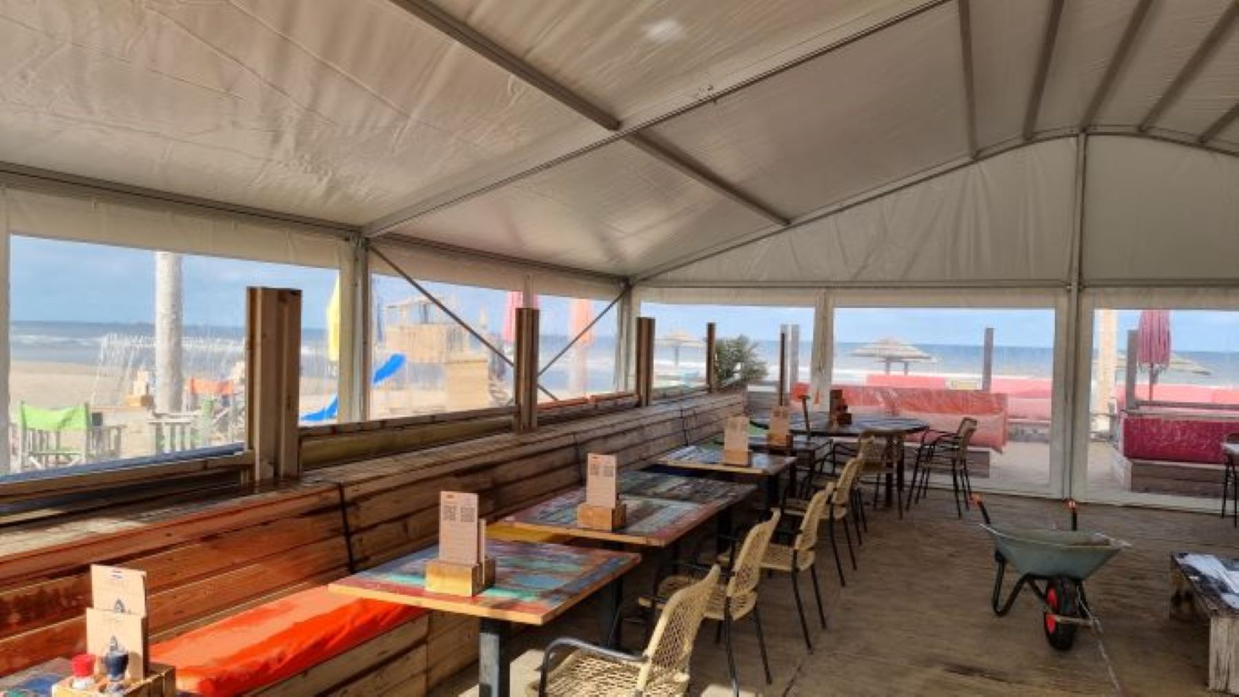 Alphatentevent-Katwijk-Paal 14-boogspant aluhal-transparante wanden