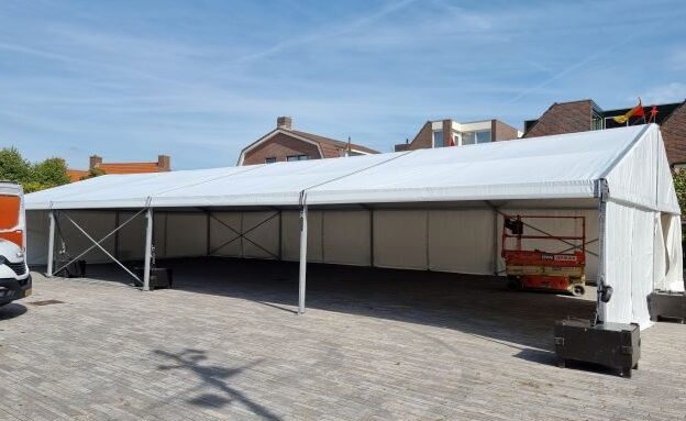 Alphatentevent-Valkenburg-dorpsfeest-Aluhal-wit dak-witte wanden